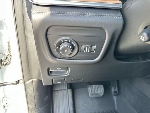 Used 2025 Jeep Grand Cherokee Summit AWD/4WD image 18
