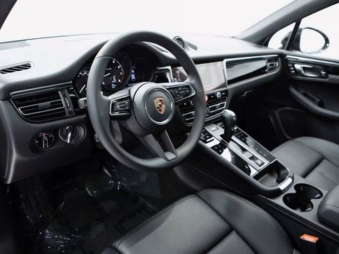 Certified 2026 Porsche Macan AWD/4WD image 4