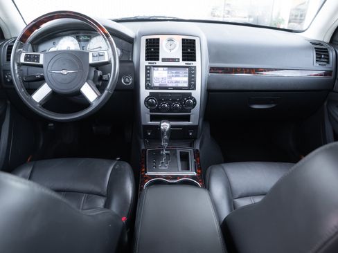 Used 2010 Chrysler 300 C image 8