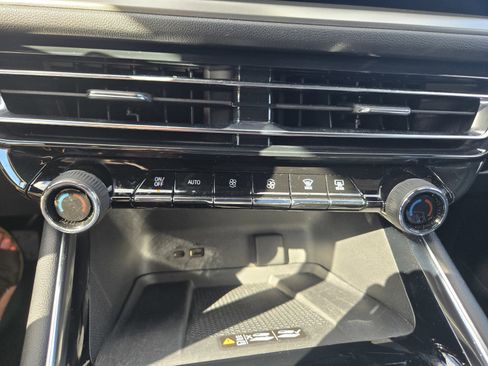 Used 2025 Chevrolet Traverse LT image 20