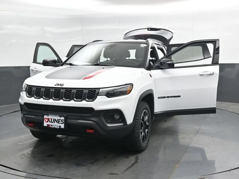 Used 2025 Jeep Compass Trailhawk AWD/4WD image 47
