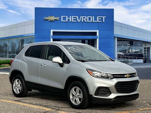 Certified 2022 Chevrolet Trax LS w/ Tint and Cruise Package image 8