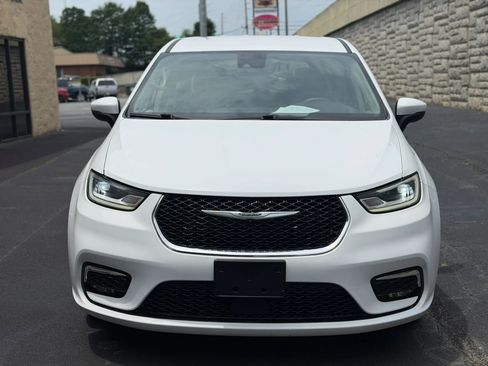 Used 2023 Chrysler Pacifica Touring-L FWD image 4