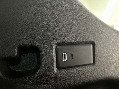 Used 2025 Chevrolet Suburban Z71 image 30