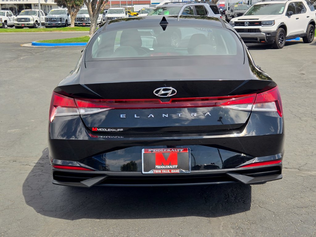 Used 2023 Hyundai Elantra SE FWD image 4
