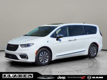 Used 2023 Chrysler Pacifica Limited w/ Uconnect Theater Family Group