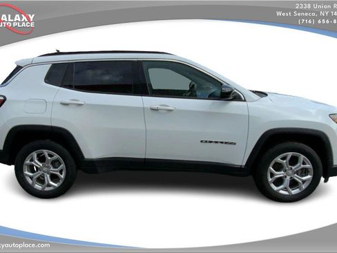 Used 2024 Jeep Compass Latitude AWD/4WD image 4