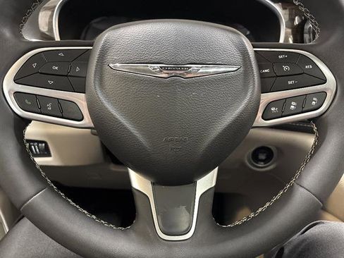 Used 2022 Chrysler Pacifica Limited AWD/4WD image 15