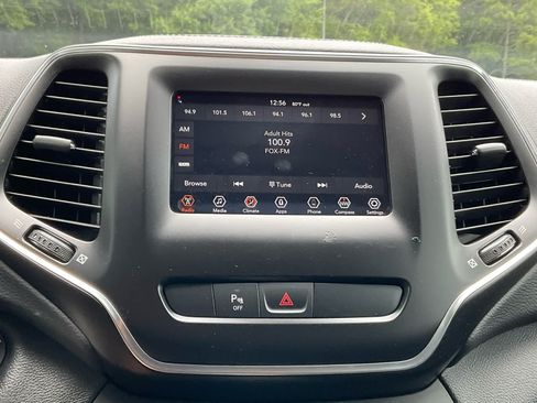 Used 2019 Jeep Cherokee Latitude w/ Popular Appearance Group FWD image 18
