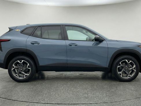 Used 2025 Chevrolet Trax LT w/ LT Convenience Package image 11