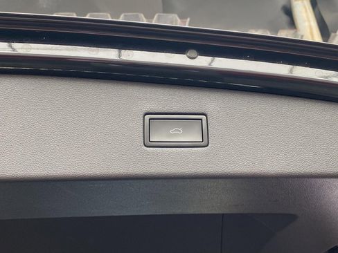 Used 2018 Volkswagen Tiguan SEL image 17