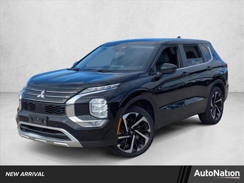 Used 2023 Mitsubishi Outlander SE image 1