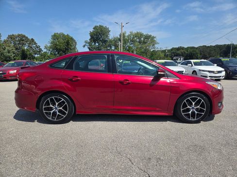 Used 2015 Ford Focus SE w/ SE Sport Package FWD image 4