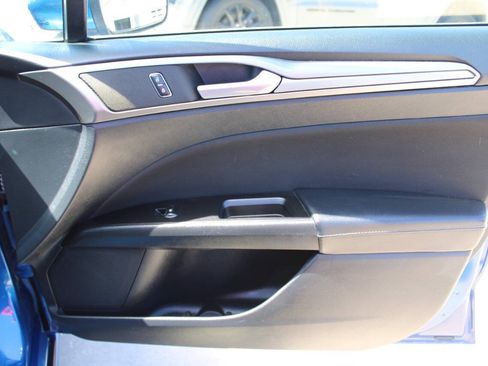 Used 2017 Ford Fusion SE w/ Fusion SE Technology Package FWD image 11