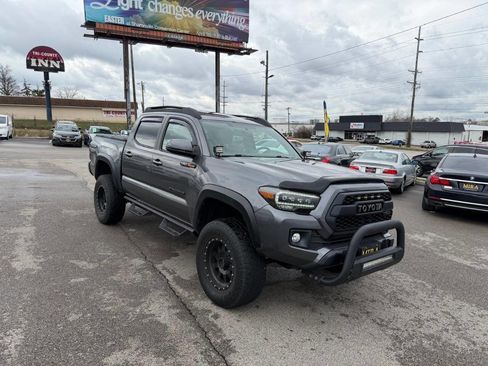 Used 2016 Toyota Tacoma TRD Off-Road w/ Premium & Technology Package AWD/4WD image 3