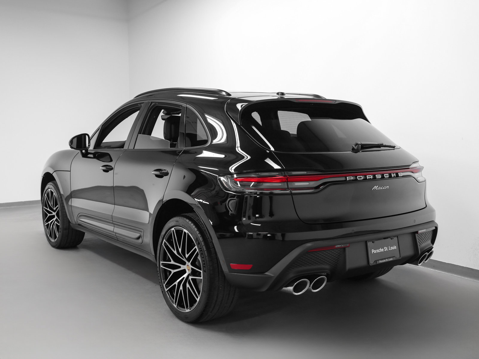 Certified 2026 Porsche Macan AWD/4WD image 3