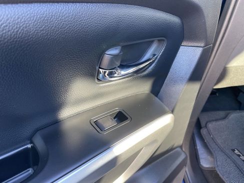 Used 2024 Nissan Titan SV w/ SV Convenience Package image 46