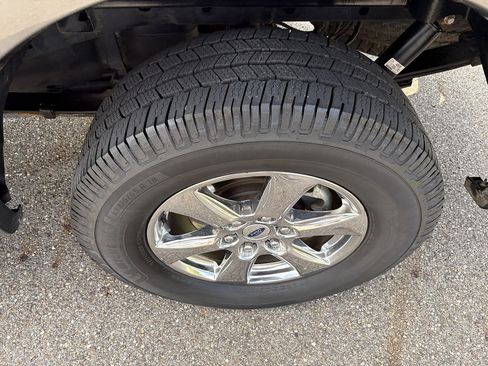 Used 2019 Ford F150 Lariat w/ Equipment Group 502A Luxury AWD/4WD image 9