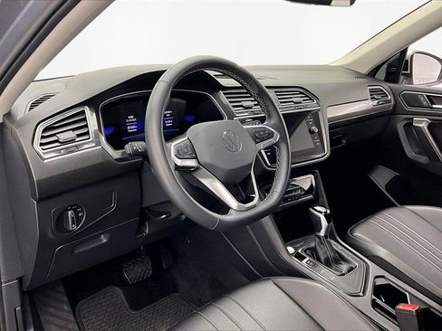 Used 2024 Volkswagen Tiguan SE image 14