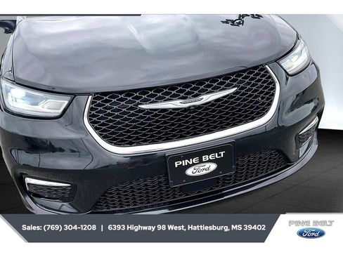 Used 2023 Chrysler Pacifica Touring-L FWD image 25