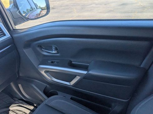 Used 2017 Nissan Titan SV RWD image 9