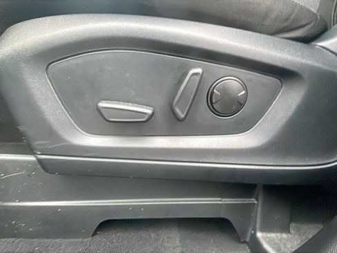 Used 2023 Ford Explorer XLT image 25