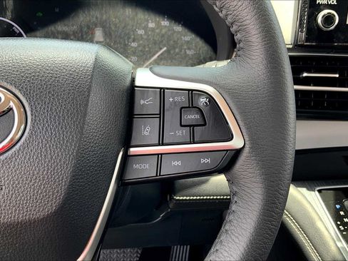 Used 2025 Toyota Sienna XLE FWD image 23