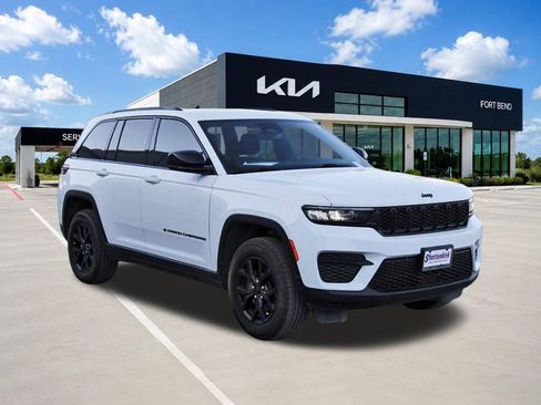 Used 2024 Jeep Grand Cherokee Altitude AWD/4WD image 3