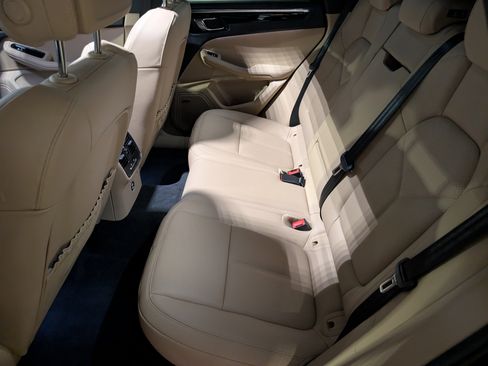 Used 2025 Porsche Macan image 21