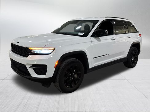 Used 2024 Jeep Grand Cherokee Altitude AWD/4WD image 2