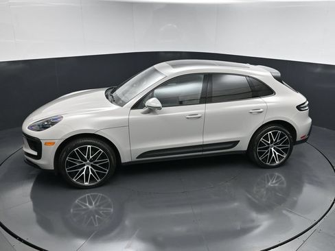 Certified 2025 Porsche Macan AWD/4WD image 15