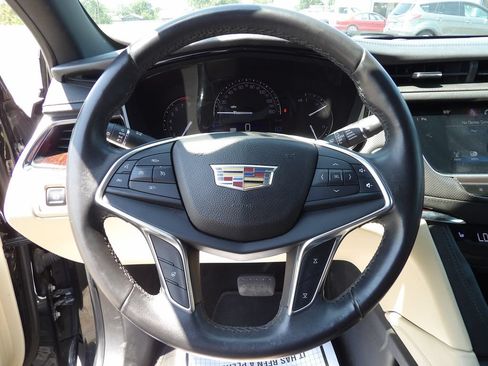 Used 2017 Cadillac XT5 Luxury AWD/4WD image 12