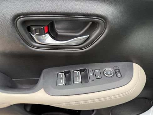 Used 2025 Honda HR-V EX-L image 18