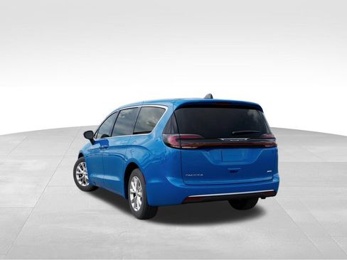 New 2027 Chrysler Pacifica Select AWD/4WD image 3