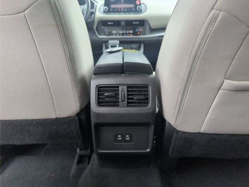 Used 2025 Nissan Rogue SV FWD image 33