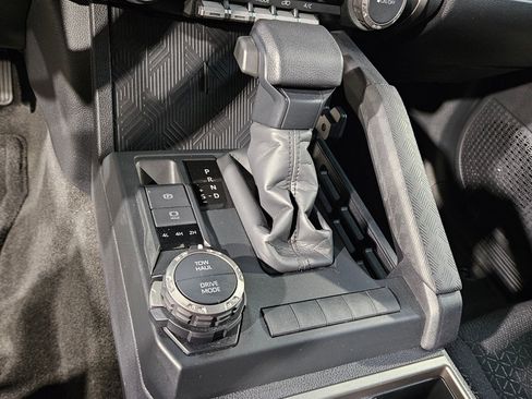 Certified 2025 Toyota 4Runner SR5 AWD/4WD image 32