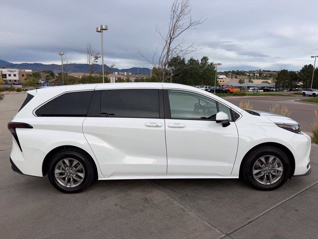 Used 2025 Toyota Sienna LE AWD/4WD image 9