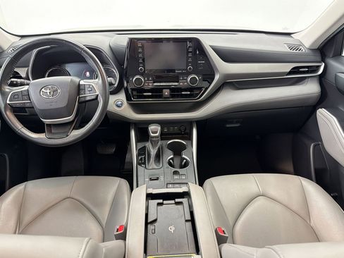 Used 2022 Toyota Highlander XLE FWD image 16
