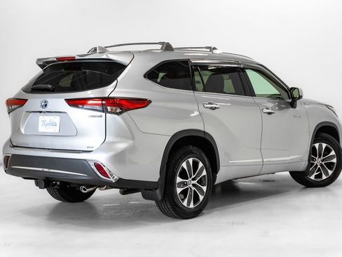 Used 2021 Toyota Highlander XLE AWD/4WD image 28