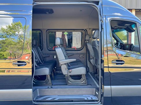 Used 2024 Mercedes-Benz Sprinter 2500 image 37