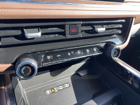 Used 2025 Chevrolet Suburban High Country image 10