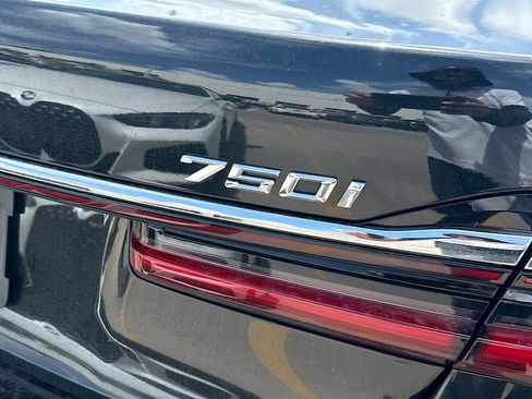 Used 2020 BMW 750i xDrive w/ Executive Package image 10