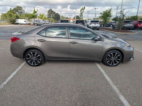 Used 2017 Toyota Corolla SE w/ SE Premium Package FWD image 4
