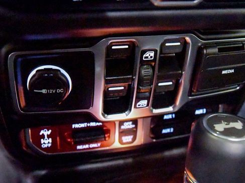 Used 2025 Jeep Wrangler Unlimited Rubicon w/ Technology Group image 19