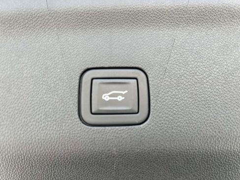 Used 2024 GMC Yukon Denali RWD image 18