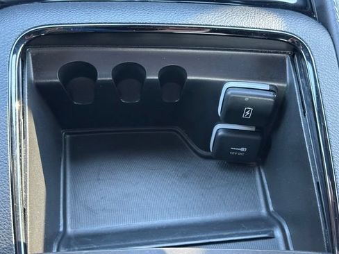 Used 2025 Chrysler Pacifica Limited FWD image 25