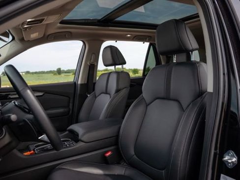 Used 2025 Honda Pilot Touring image 14