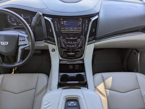 Used 2018 Cadillac Escalade Luxury image 11