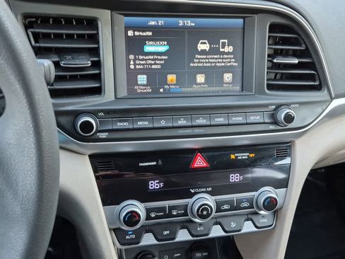 Used 2020 Hyundai Elantra SEL image 14