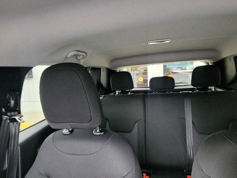 Used 2019 Jeep Renegade Sport image 23